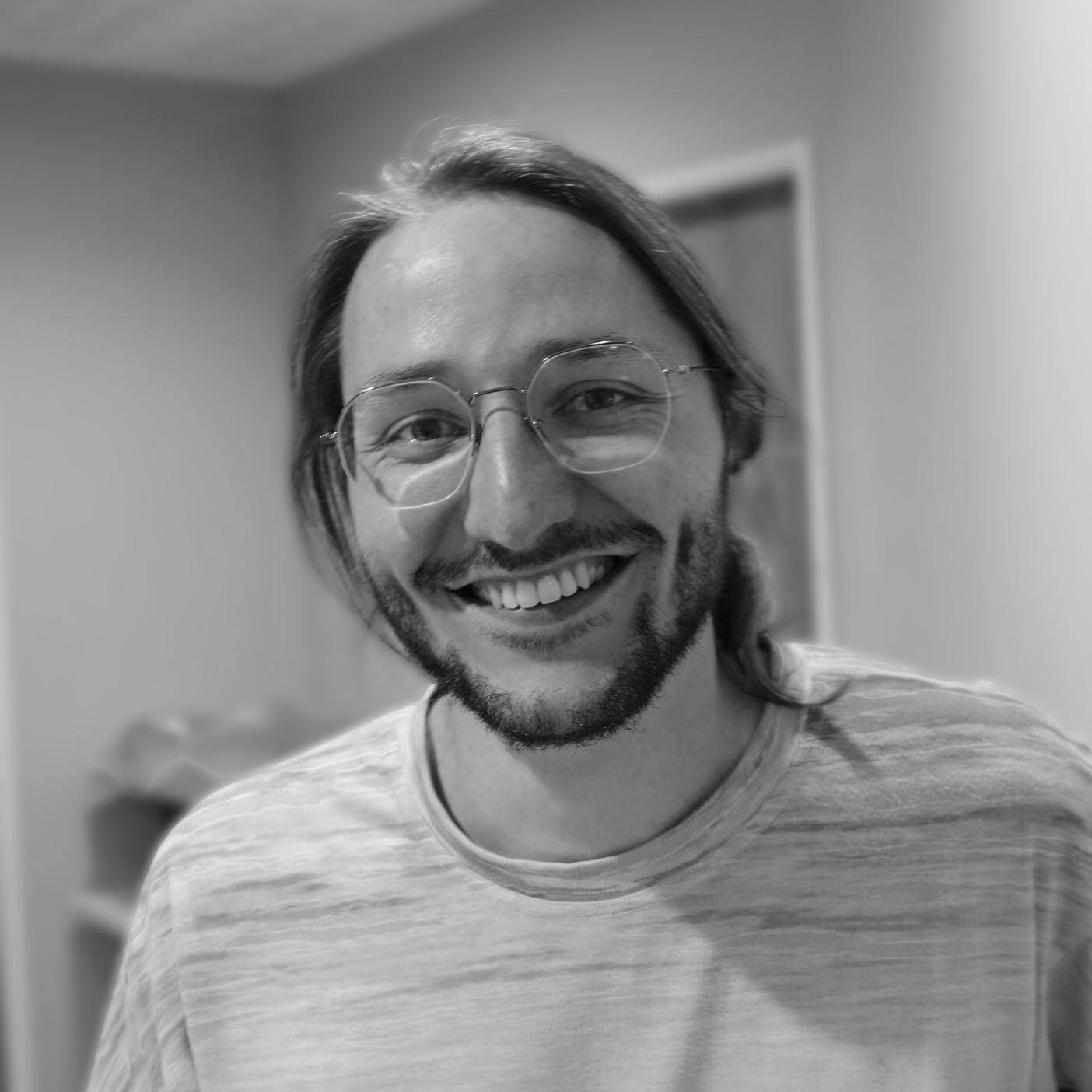 Emilien G. - Graphiste polyvalent / Logos / UI & UX