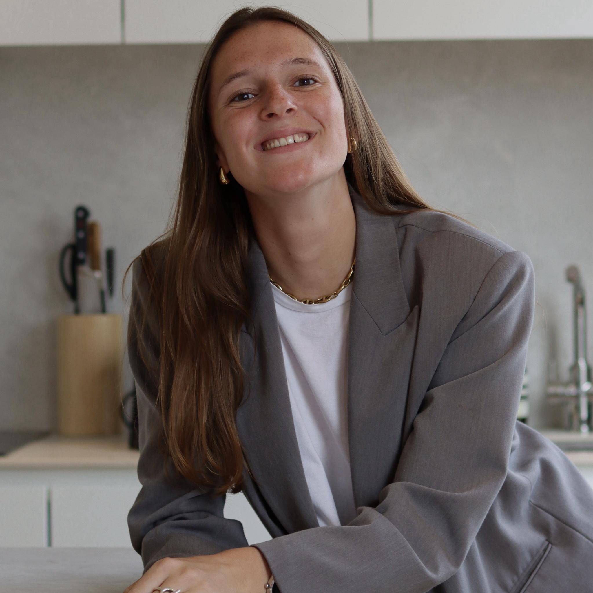 Alexandra  - Community Manager, Réseaux Sociaux, Influence