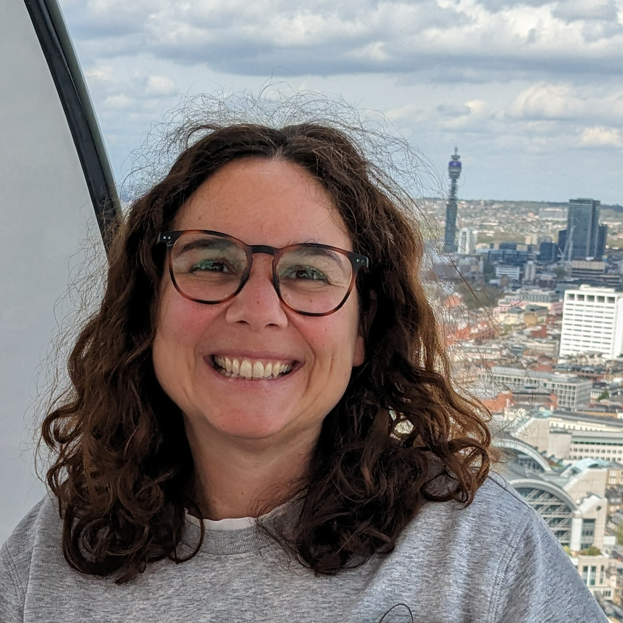 Laura  - SEO copywriter specializing in motherhood and family leisure