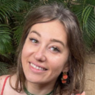 Celia D. - social media manager & content creator