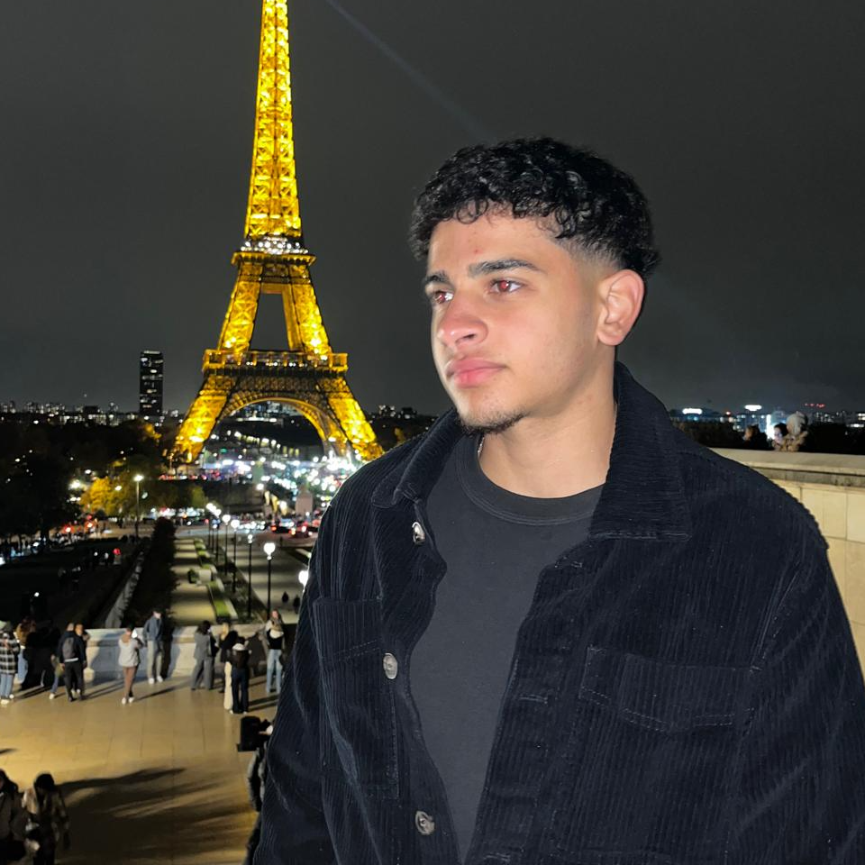 Naser Hassan - Especializado n8n, Make fundador de Live Essential