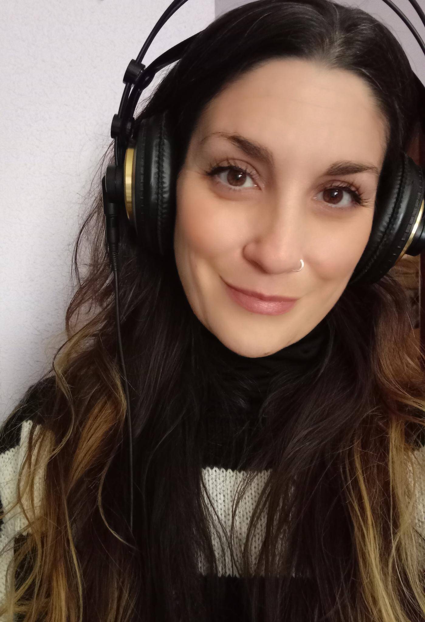 Ana Reyes Gonzalez García - Actriz de voz y técnica de sonido con Home Studio