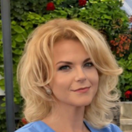 Lidia Dobos - Graphic Designer & Customer Support