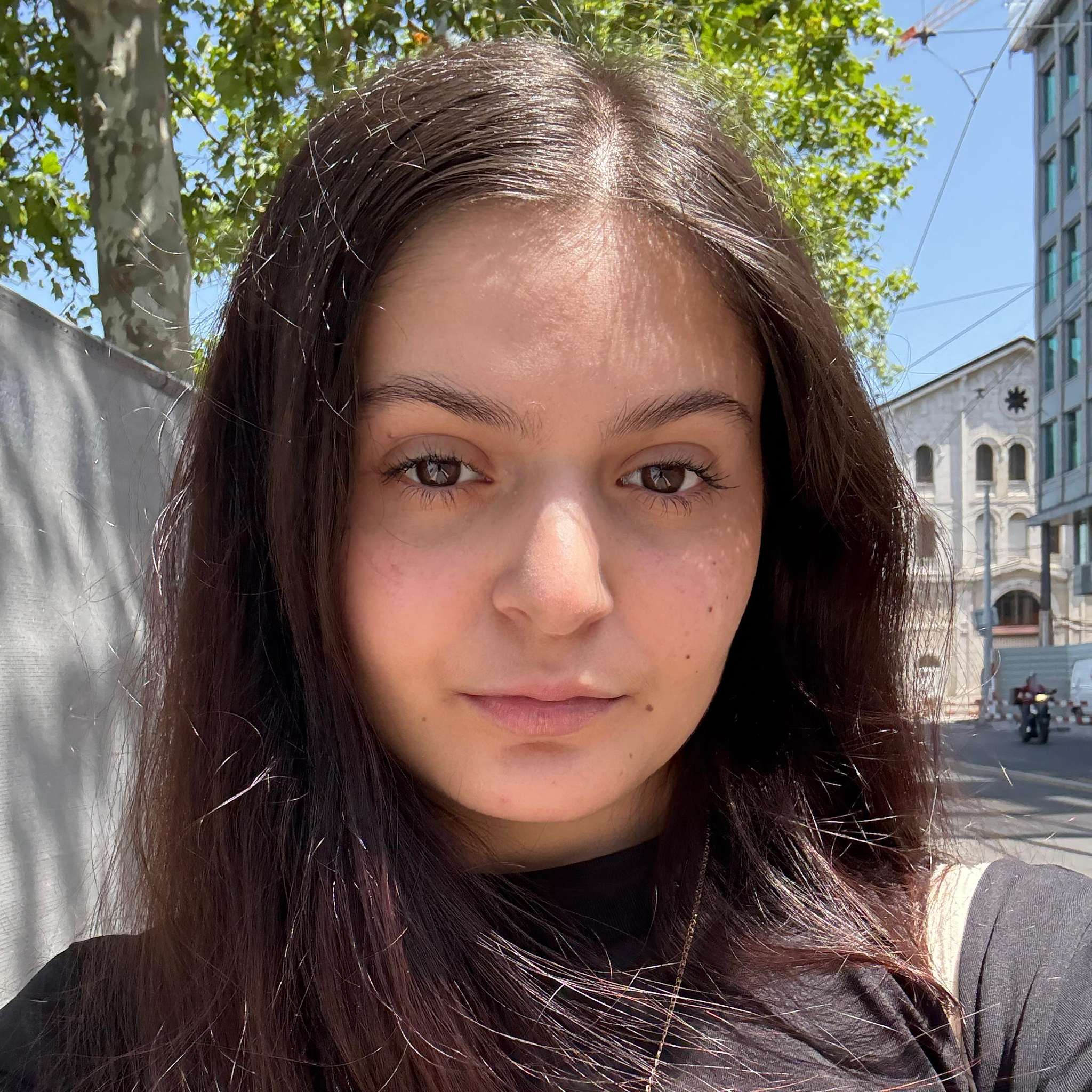 Anna  - Social media