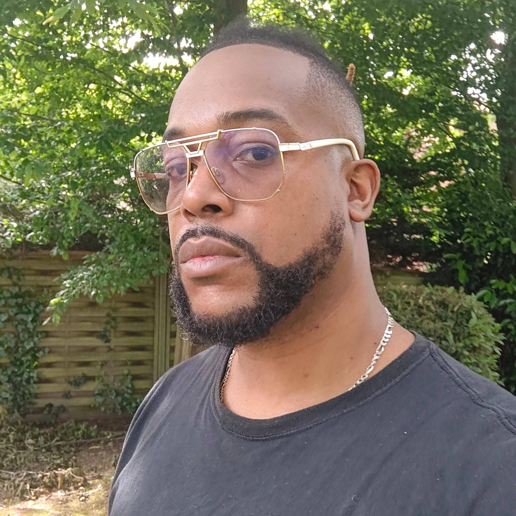 Thierry L. - Motion Designer & Artiste Visuel 2D/3D