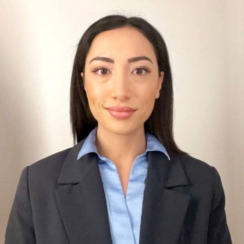 Jade C. - Analyste financière