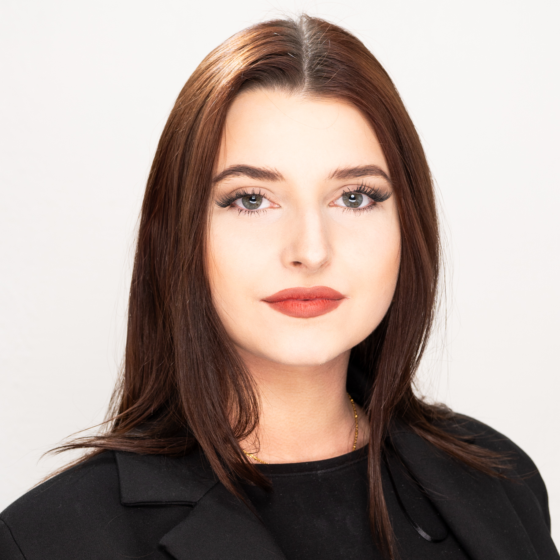 Alice  - Makeup artist