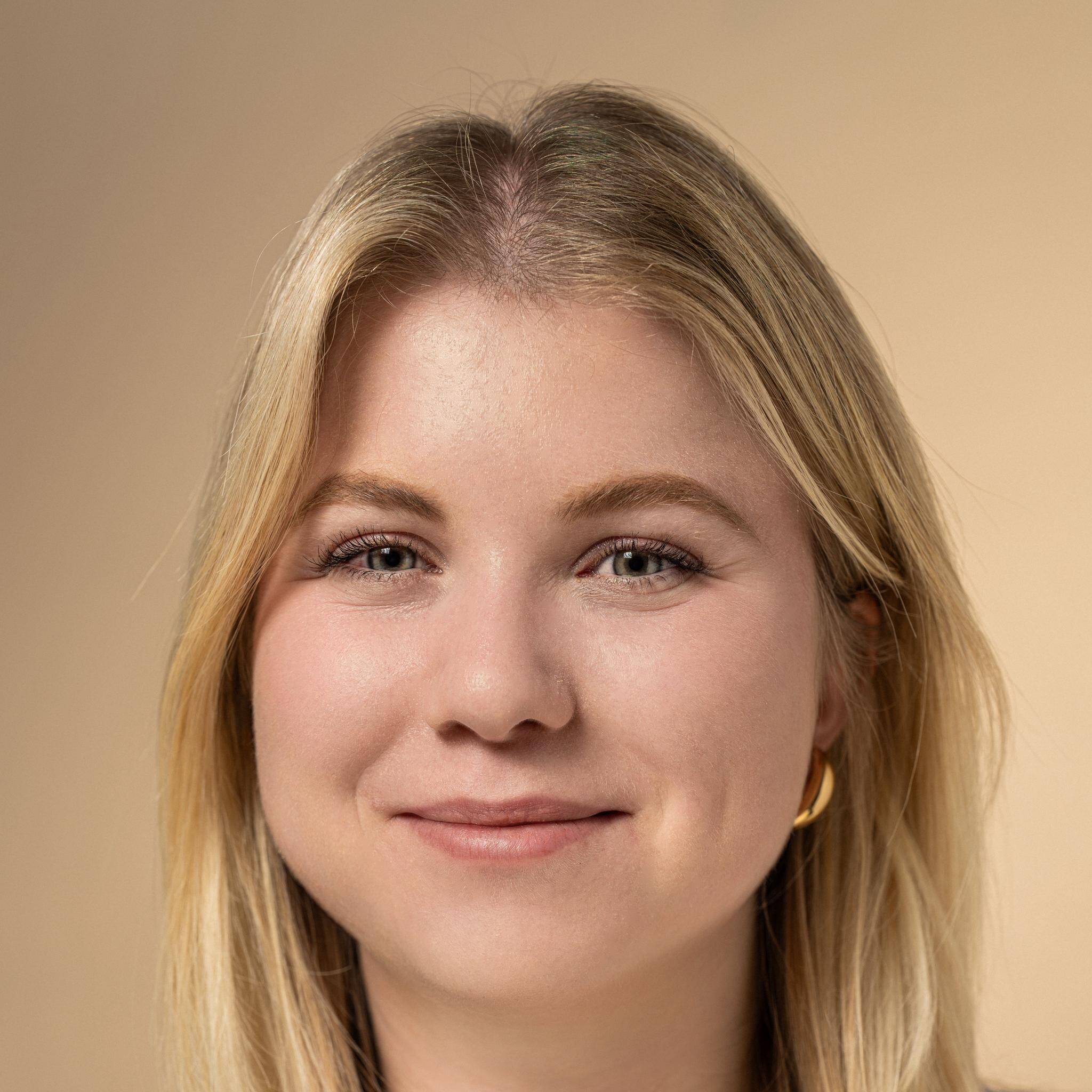Anna R. - Creative Strategist & Designer | Meta  TikTok