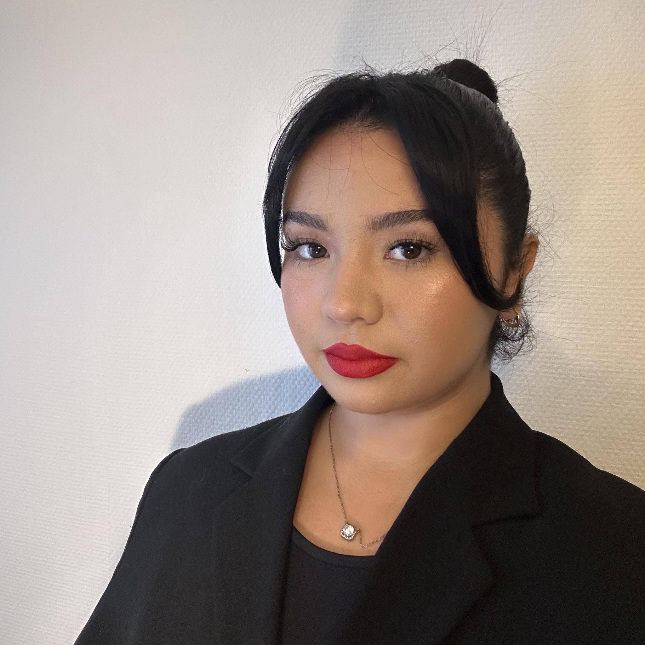 Ines  - Maquilleuse et coiffeuse professionnelle