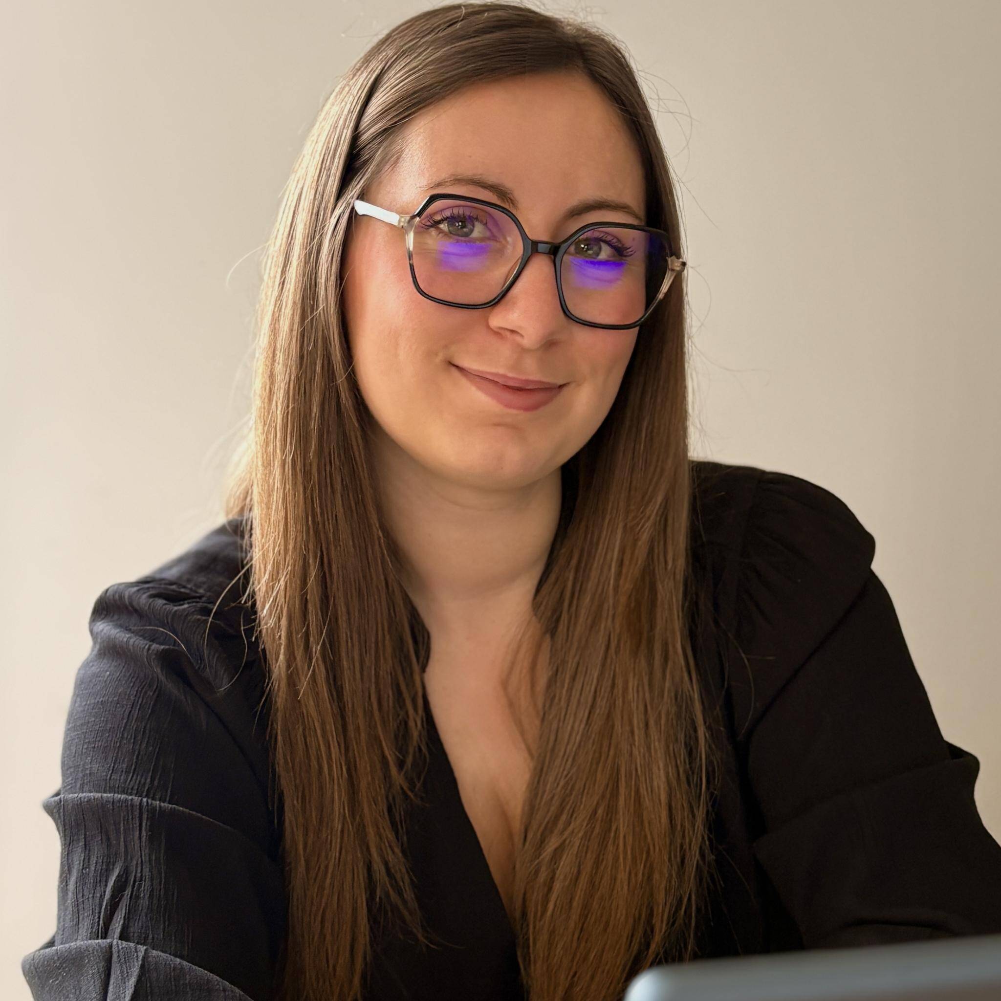 Lola R.
