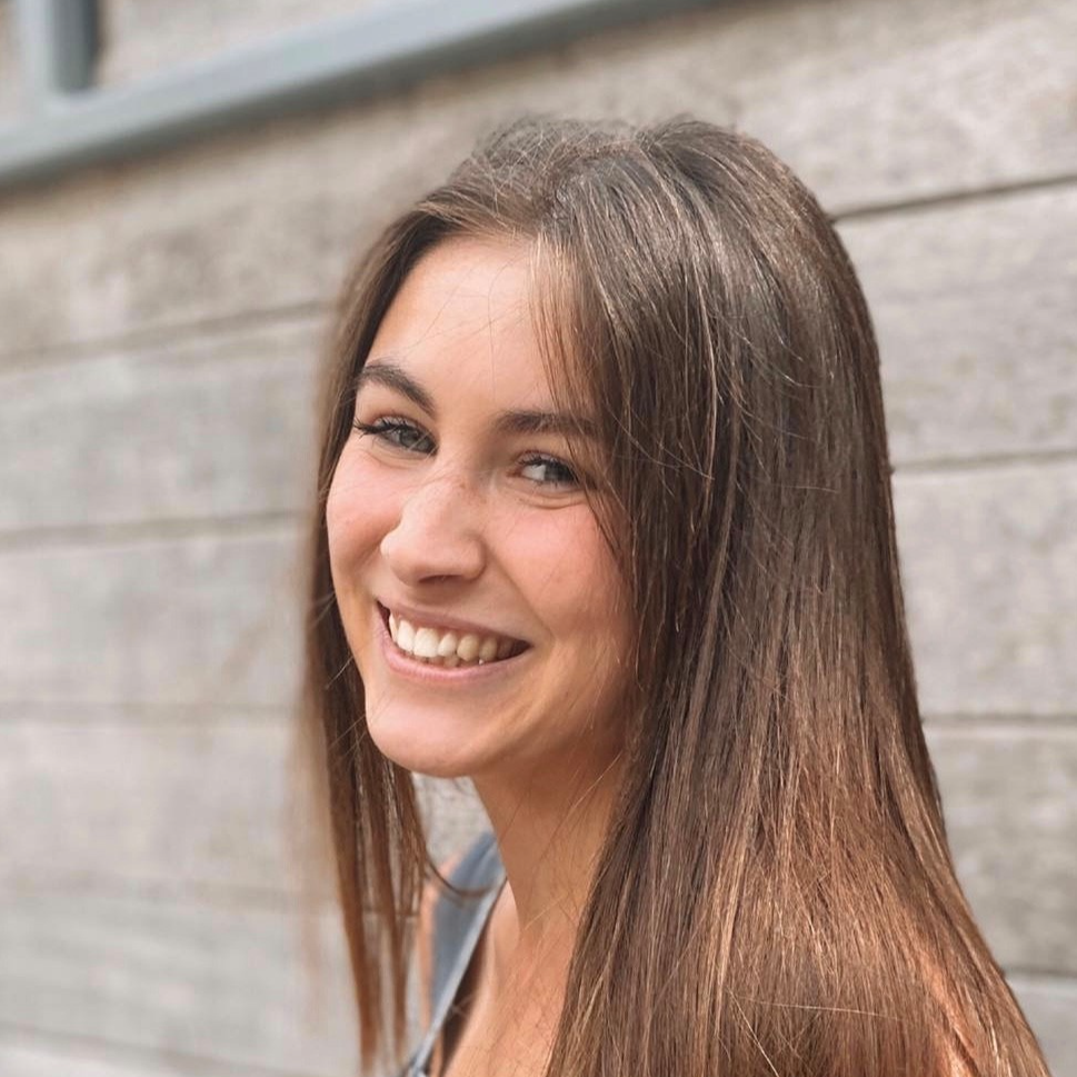 Ines  - Marketing digital & Création de contenu