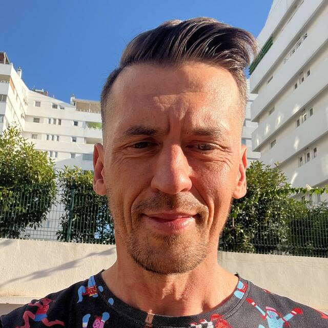 Yurii Yeltsov - Senior Visual & Product Designer (AI-powered)