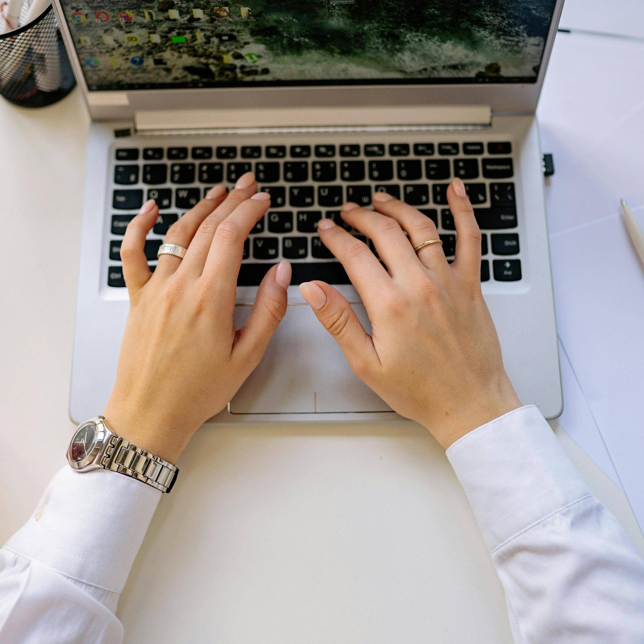 Justine B. - Customer Success Manager | Experte Relation Client