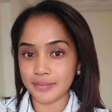 Larissa Randriamiarisoa - Service client et Assistante administrative.