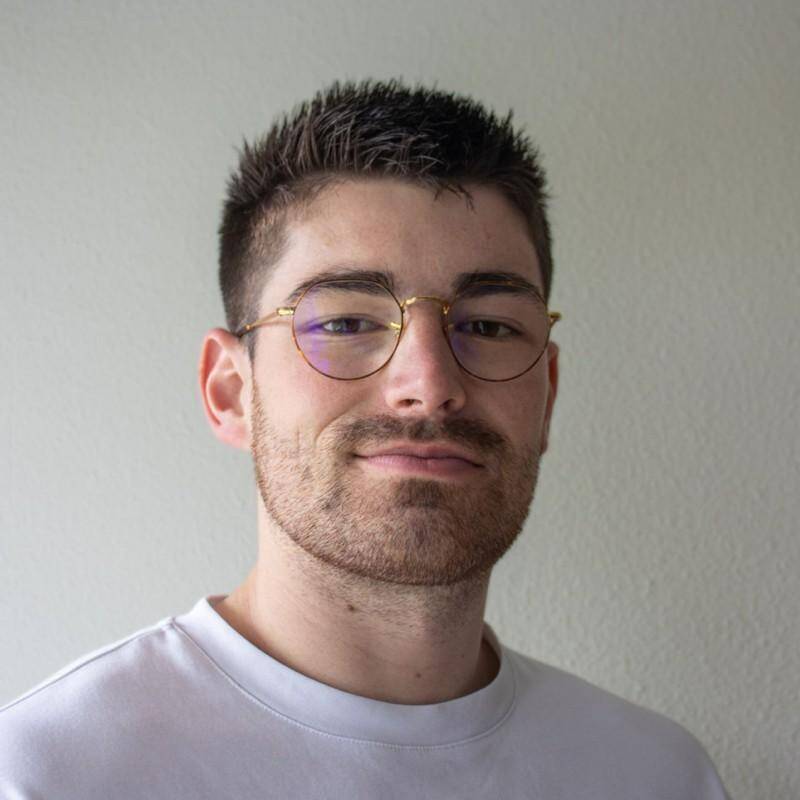 Adrien M - Développeur full-stack JS & Webflow