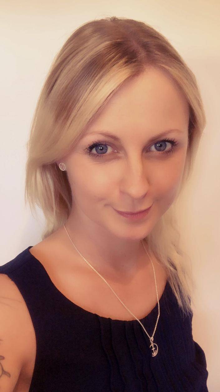 Anna R. - Logo-und Printdesignerin/Low Content Creatorin