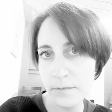 Elena M. - Economics Researcher & Content Creator