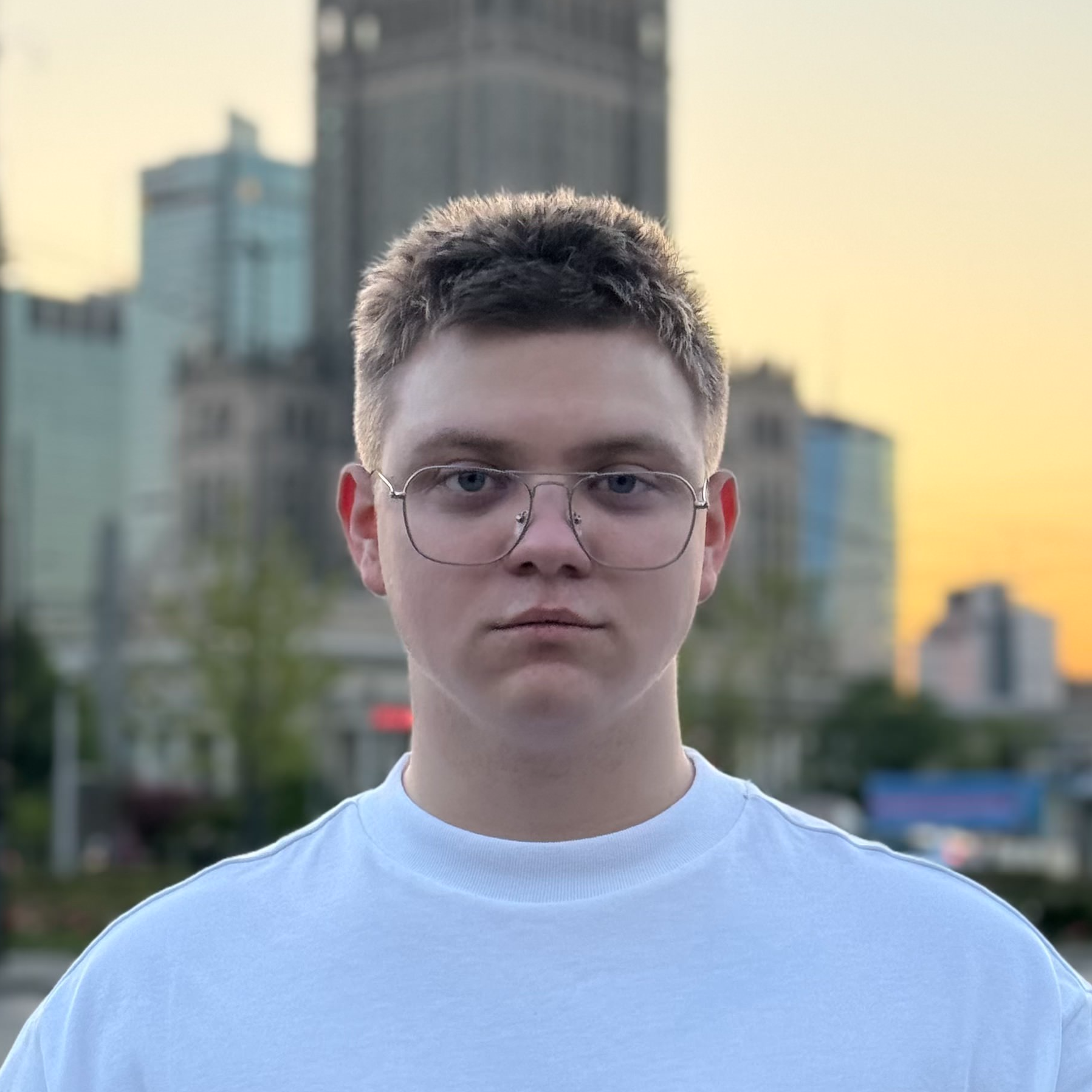 Dmitriy H. - Senior Product Designer | SaaS, AI & FinTech | Web