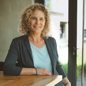 Kerstin Flögel - Business Operations | Struktur & Führung