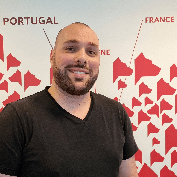 Luis  - Chargé des Services Généraux 