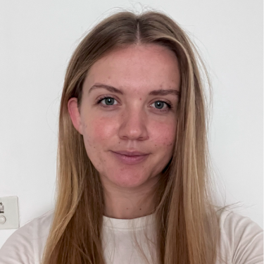 Laurie M. - Social Media Manager & Relation Client Digitale