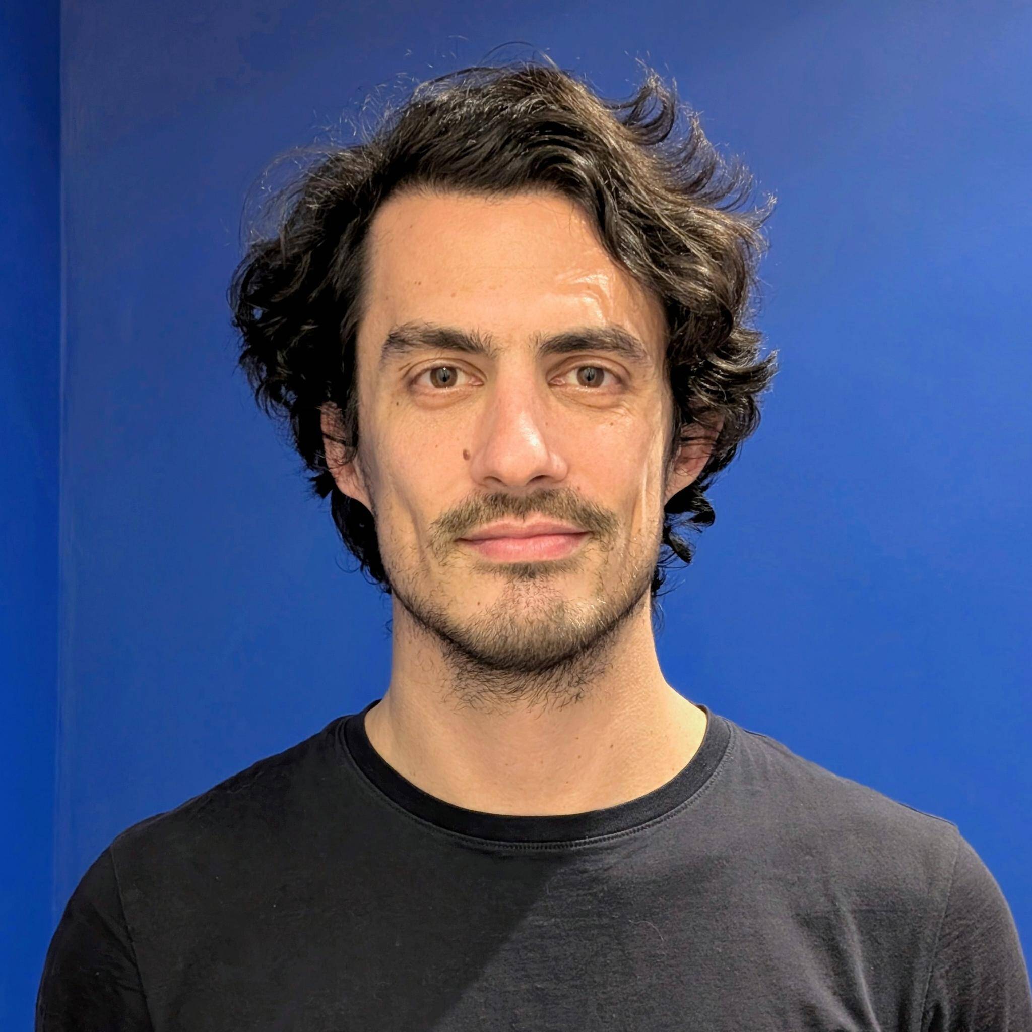 Lucas  - Voix off américain & FR | copywriter | traducteur