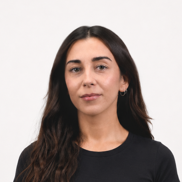 Aina B. - Diseñadora de marcas y Directora de Arte | IA Gen