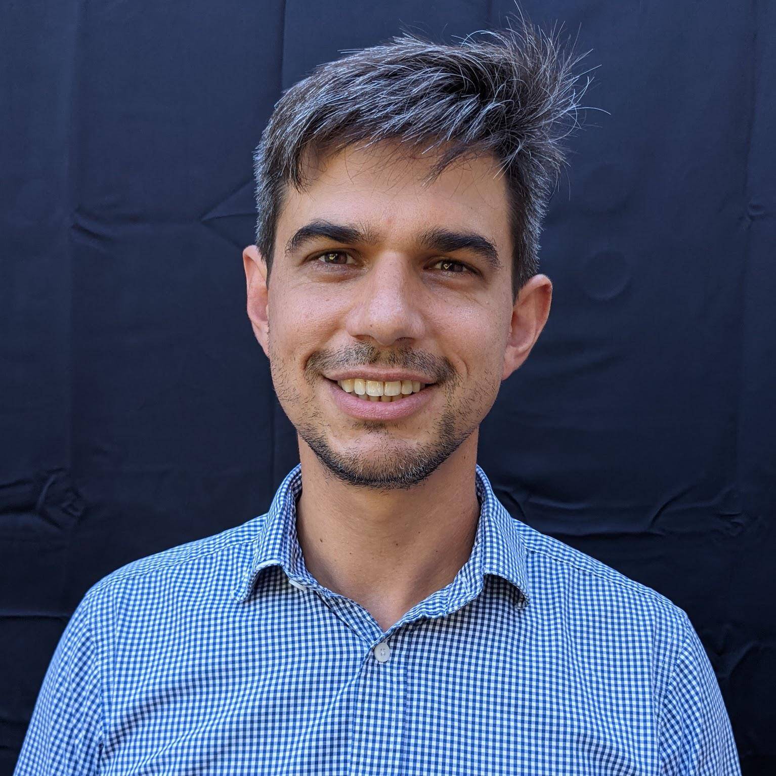 Alexis Barlatier - Product Manager with UX/UI and tech background