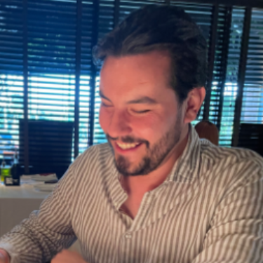 Alex Villanueva - Director y Cofundador