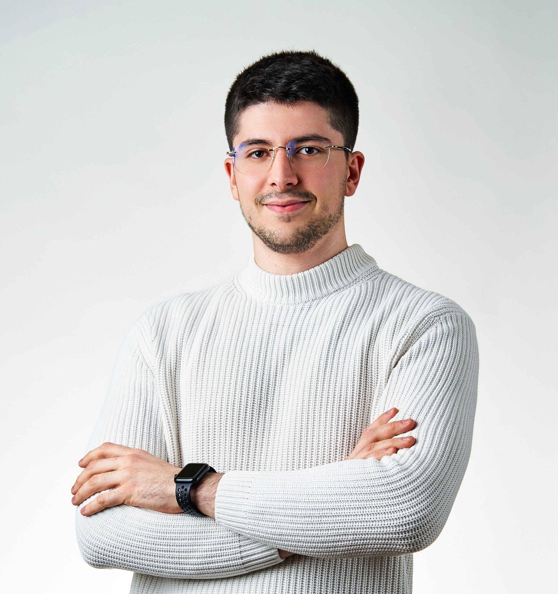 Elias L.