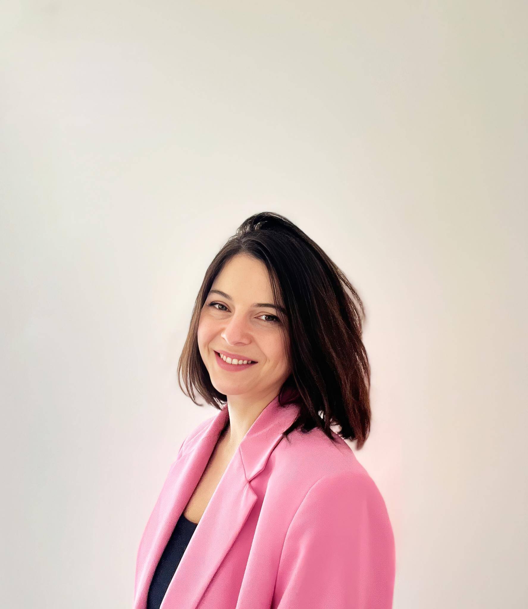 Alexandra Ovtchinnikoff - ⭐️ UX/UI | Graphic Designer | Figma | Suite Adobe