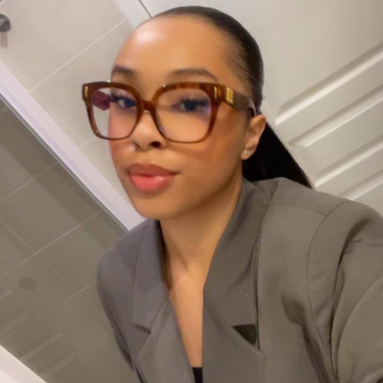 Shania  - Assistante Manager  #Readytohelp