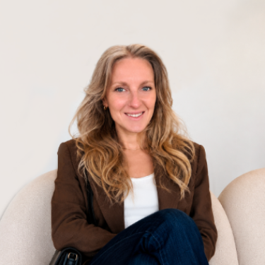 Charlottte R. - DIRECTRICE ARTISTIQUE SENIOR // Graphisme