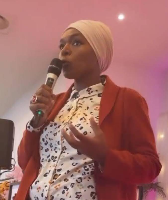 Hakima M. - CONSULTANTE EN STRATÉGIE ET TRANFORMATION DIGITALE