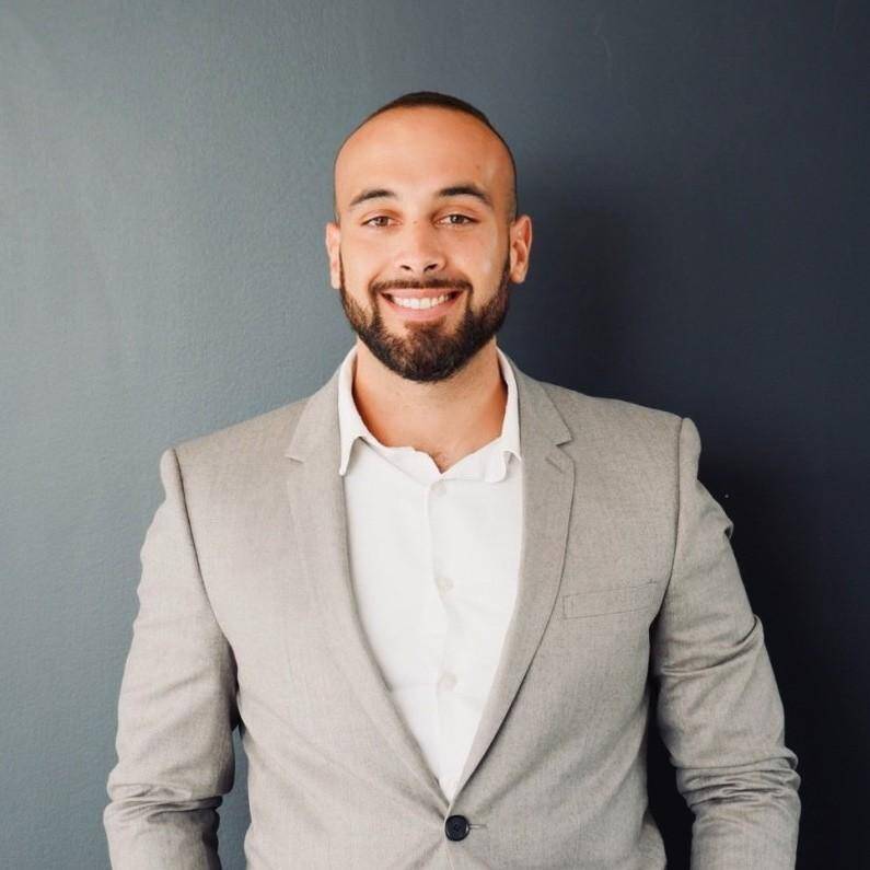 Adel  - Consultant en Stratégies de développement  🚀