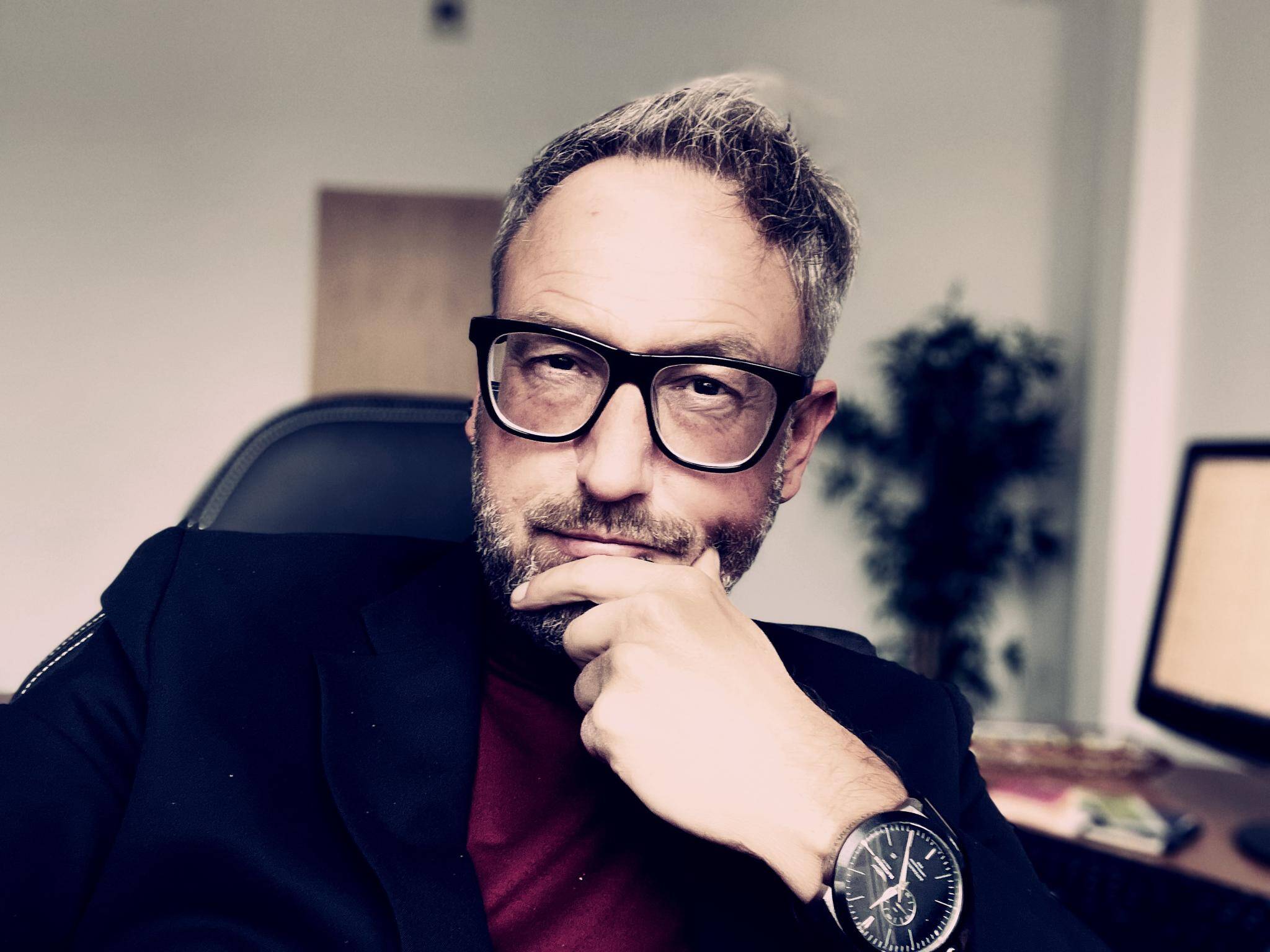Adrian Hörnschemeyer - Grafikdesigner / Art Director