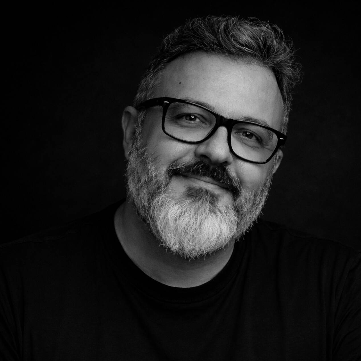 Maximo Loarces Fuentes - Estratega de Marca e Identidad Visual