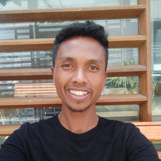 Fenoharavoana Johny Randrianirina - Relation Client Bilingue (FR/EN)