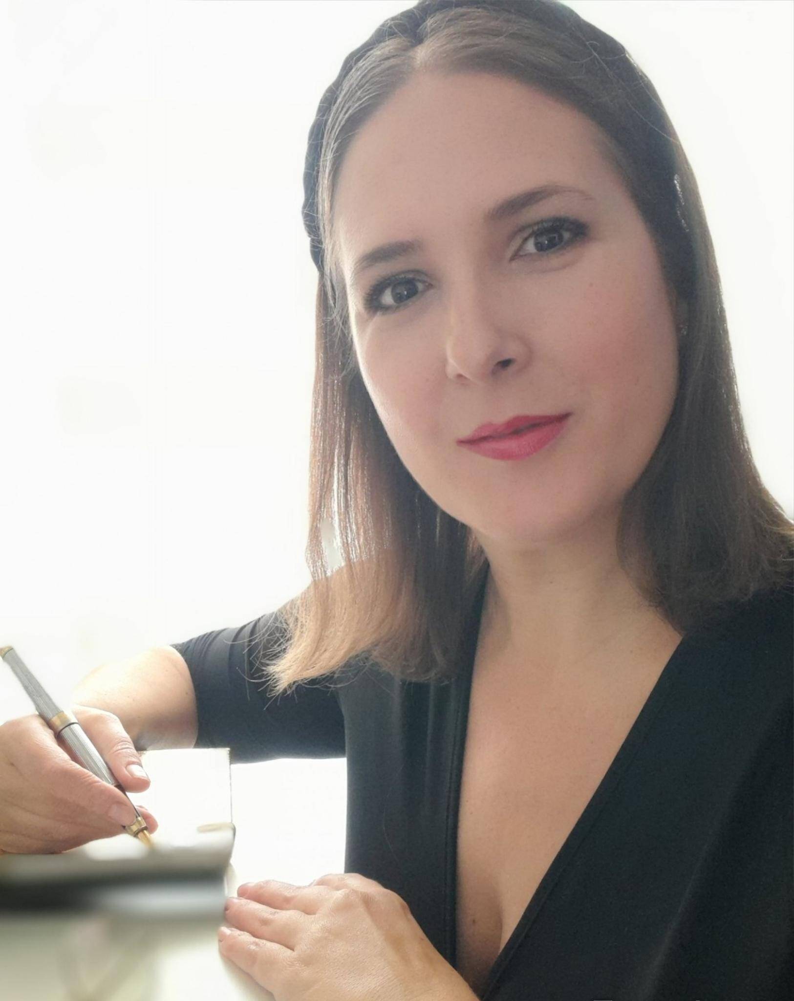 Ányeli Marín - Closer de ventas + Community Manager