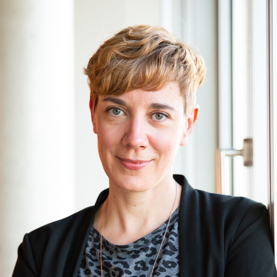 Tonya D. - Dipl. Designerin, Grafik + Web + AI-Trainerin