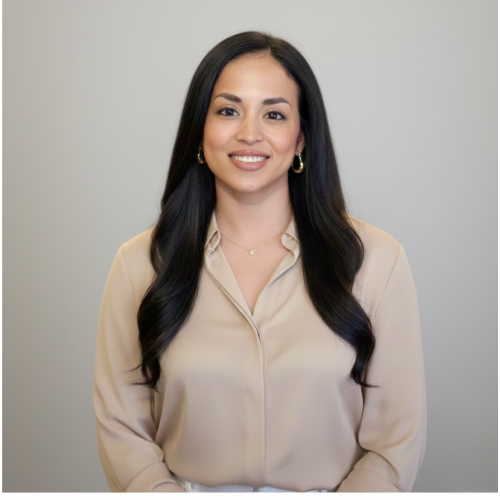 Dayanara Flores - Especialista en marketing y redes sociales