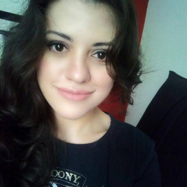 Stefani Deri Dos Santos - Multimedia Graphic Designer.