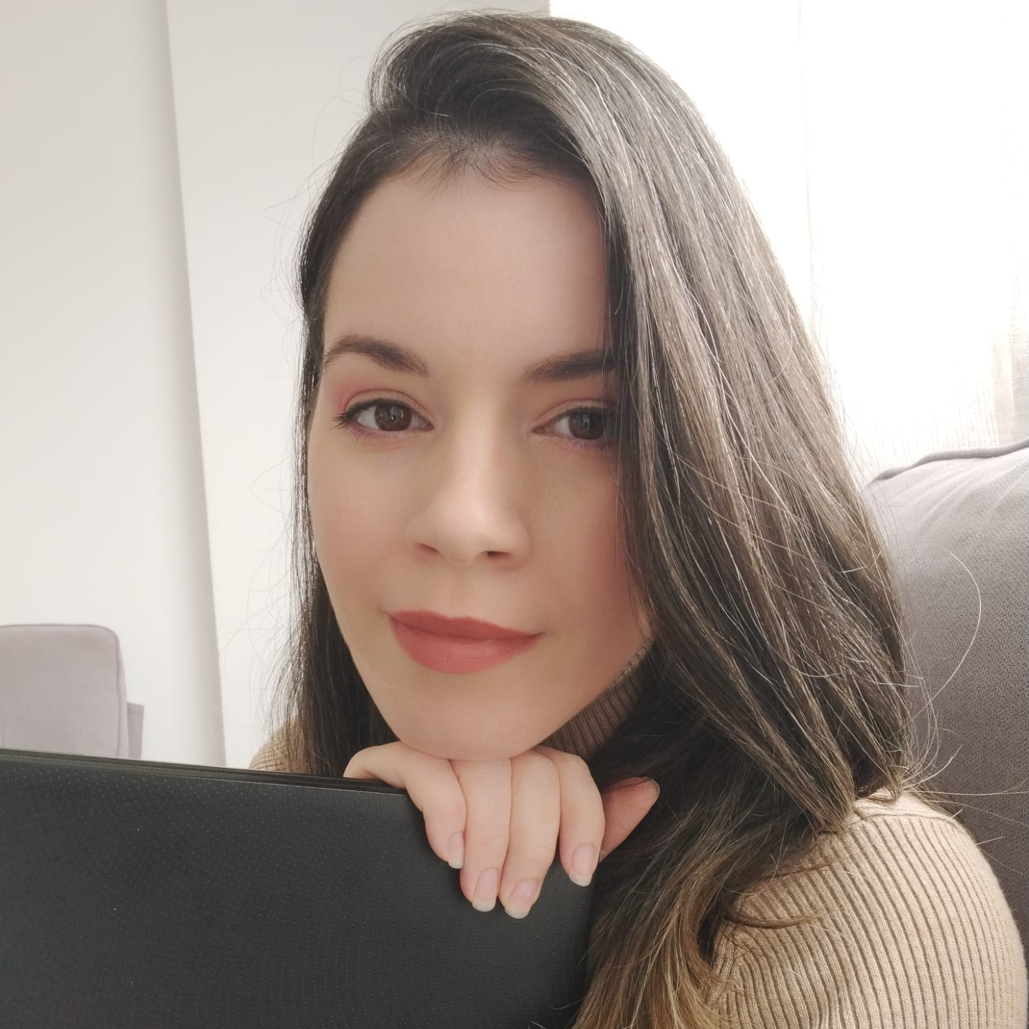 Evelyn  - Copywriter specializing in makeup and skincare