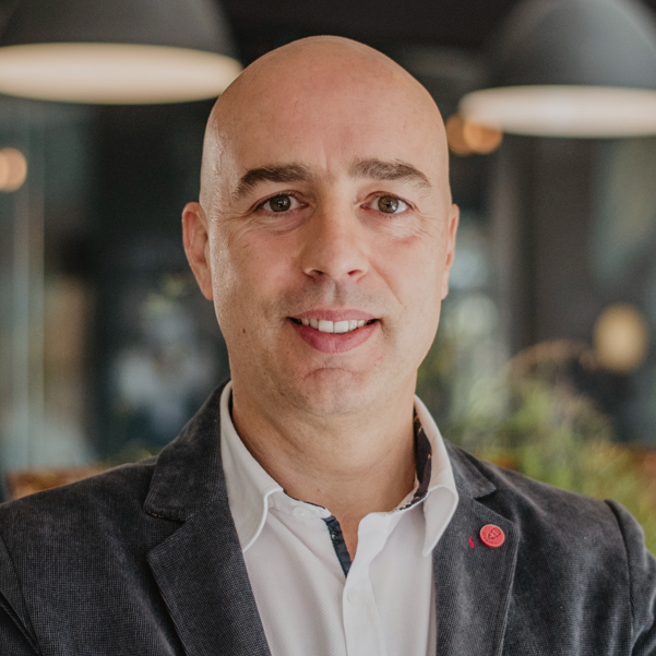 César Pérez - Business & Finance Controller; BI Analyst