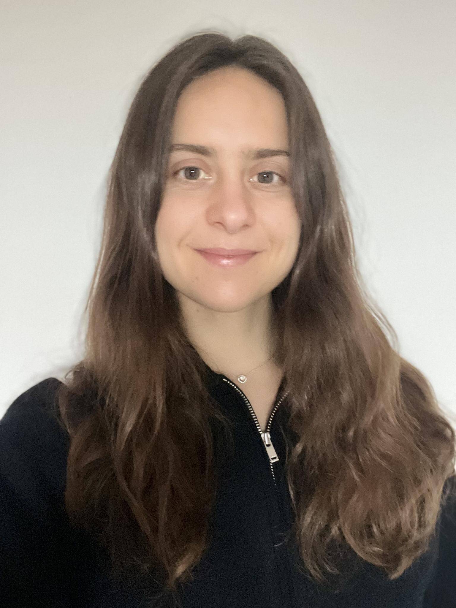 Julia Corr - Ex-AWS - Trilingual Cloud Sales Executive