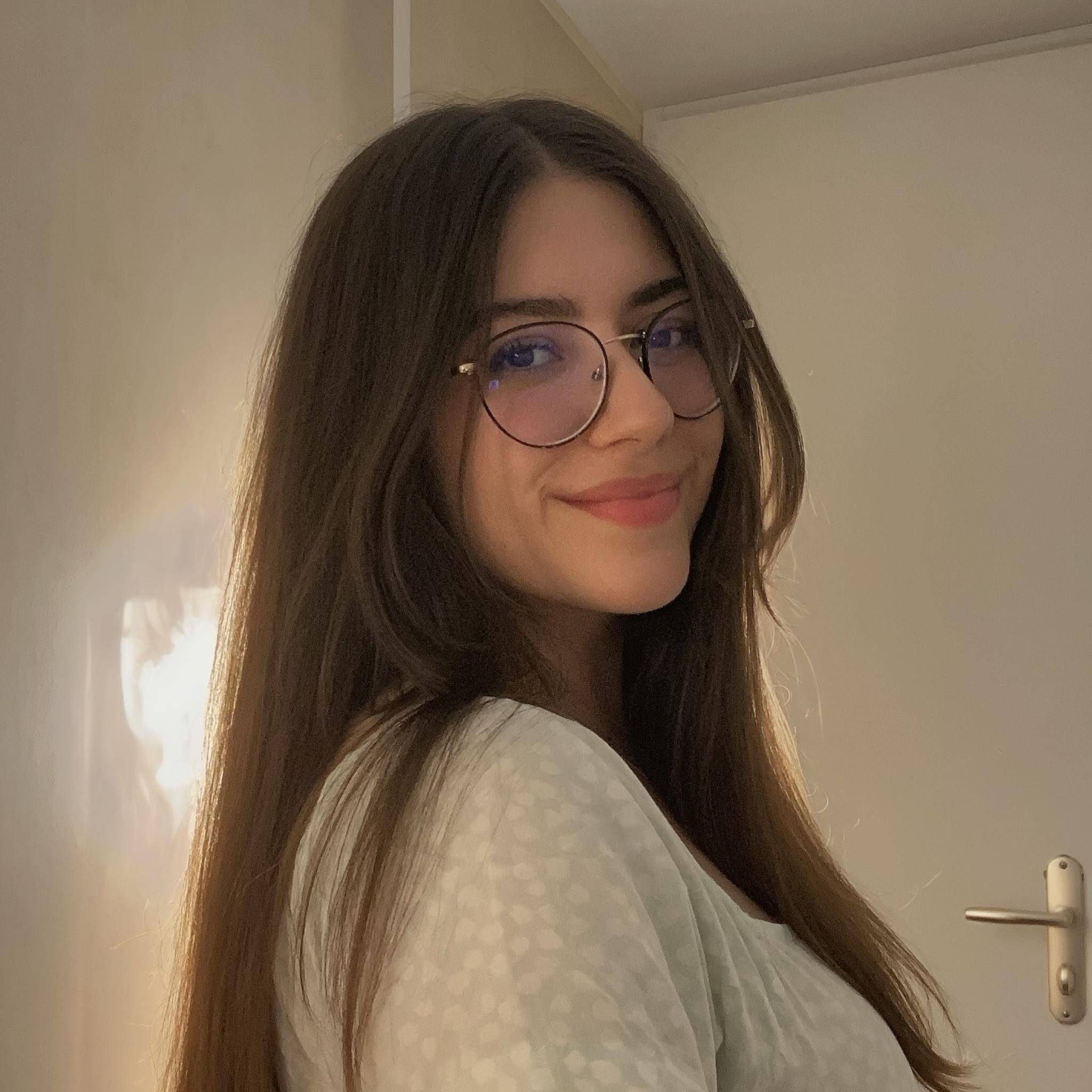 Clara Leonardo - UX/UI Designer • App Web & Mobile • Figma