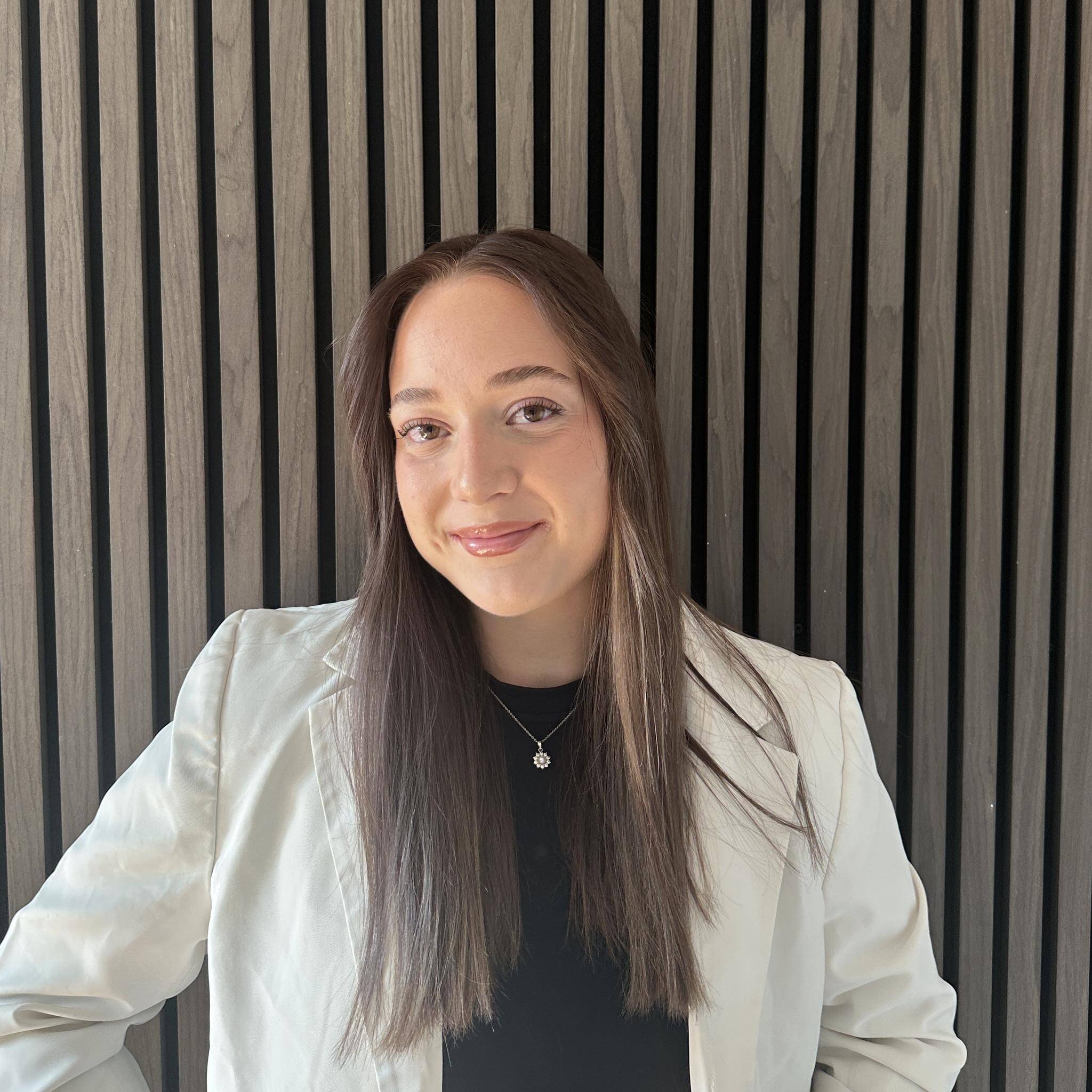 Emma Plumyoen - Graphiste & Créatrice de contenus visuels