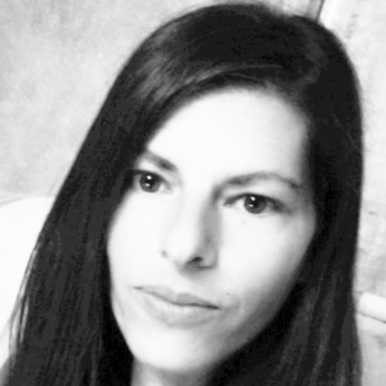 Sandra R. - Digital Products & Visual Content Assistant | Canv