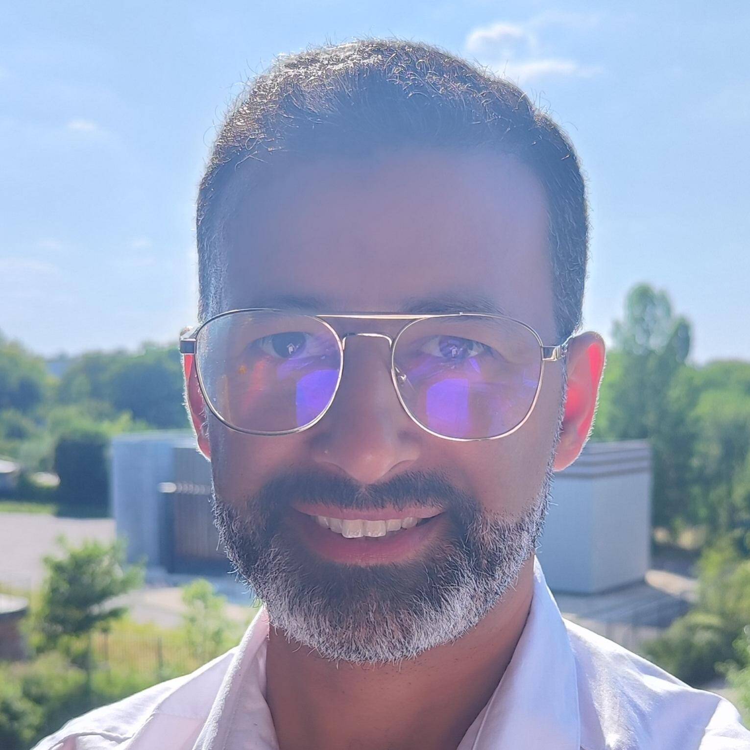 Nizar  - chef de projet applicatif et infrastructures IT