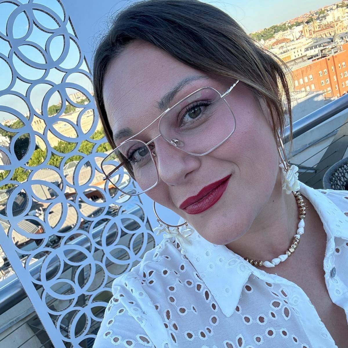 Ana  - Maquilladora profesional / Creadora de contenido